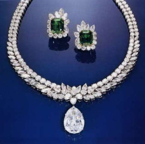 arcot-i-hanging-as-a-pendant-in-a-van-cleef-and-arpels-necklace