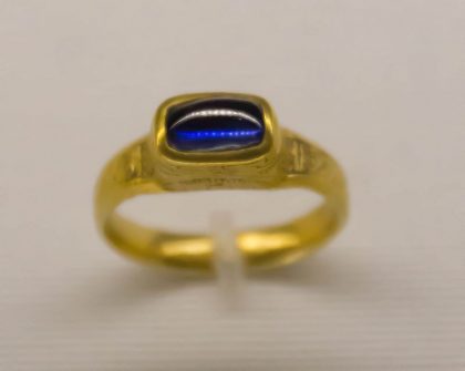 Średniowieczny pierścionek zaręczynowy z szafirem